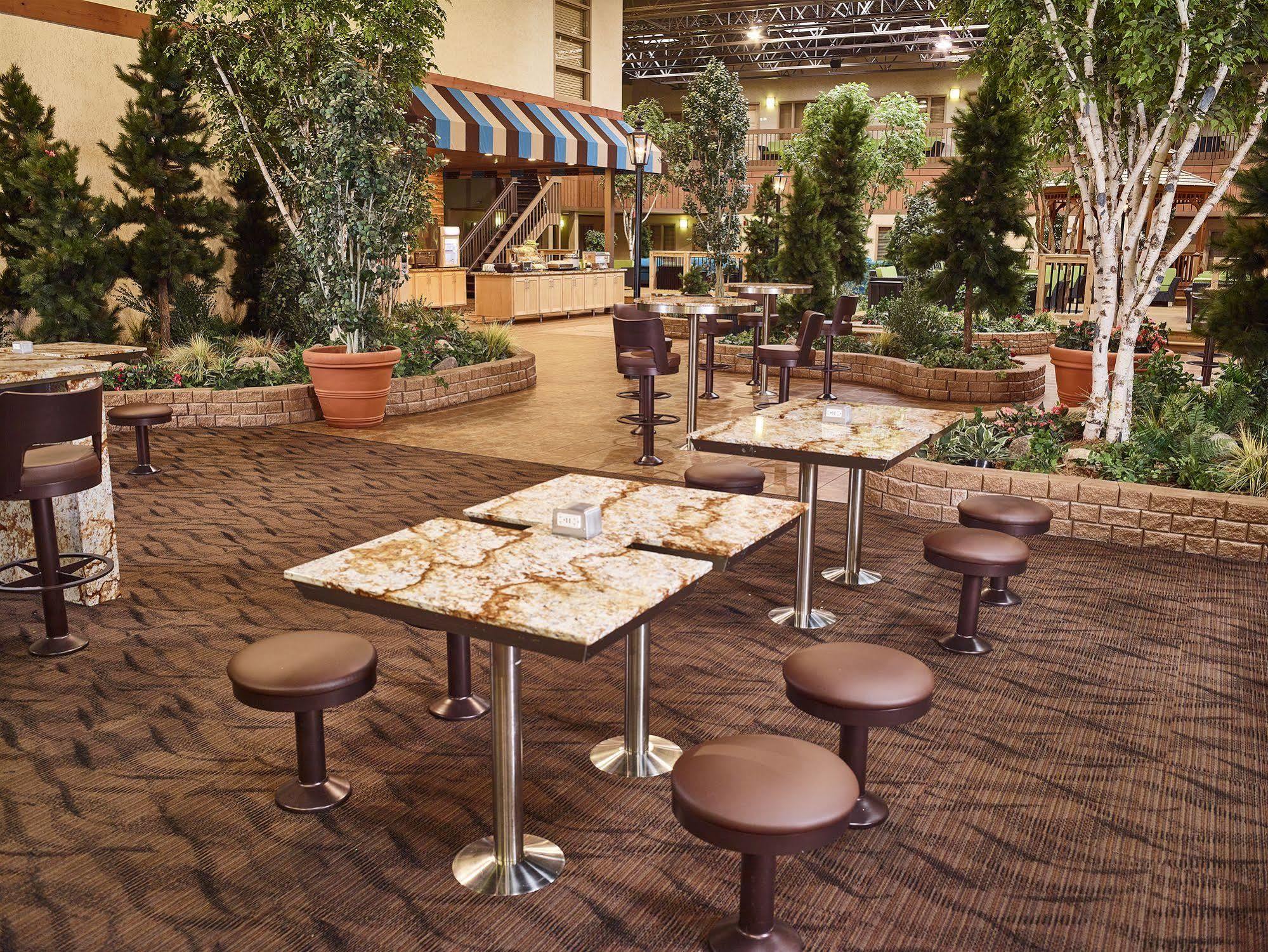 Livinn Hotel Minneapolis North / Fridley Экстерьер фото