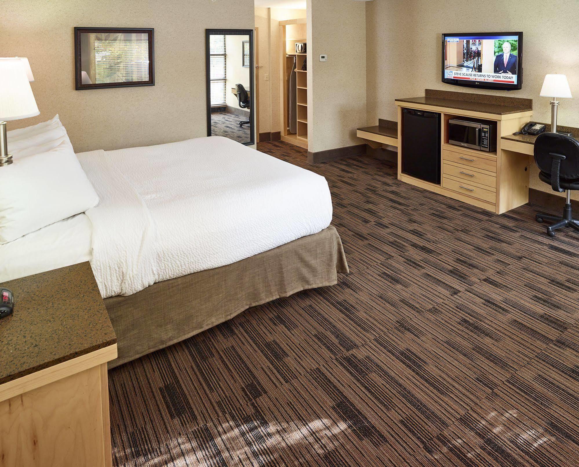 Livinn Hotel Minneapolis North / Fridley Экстерьер фото