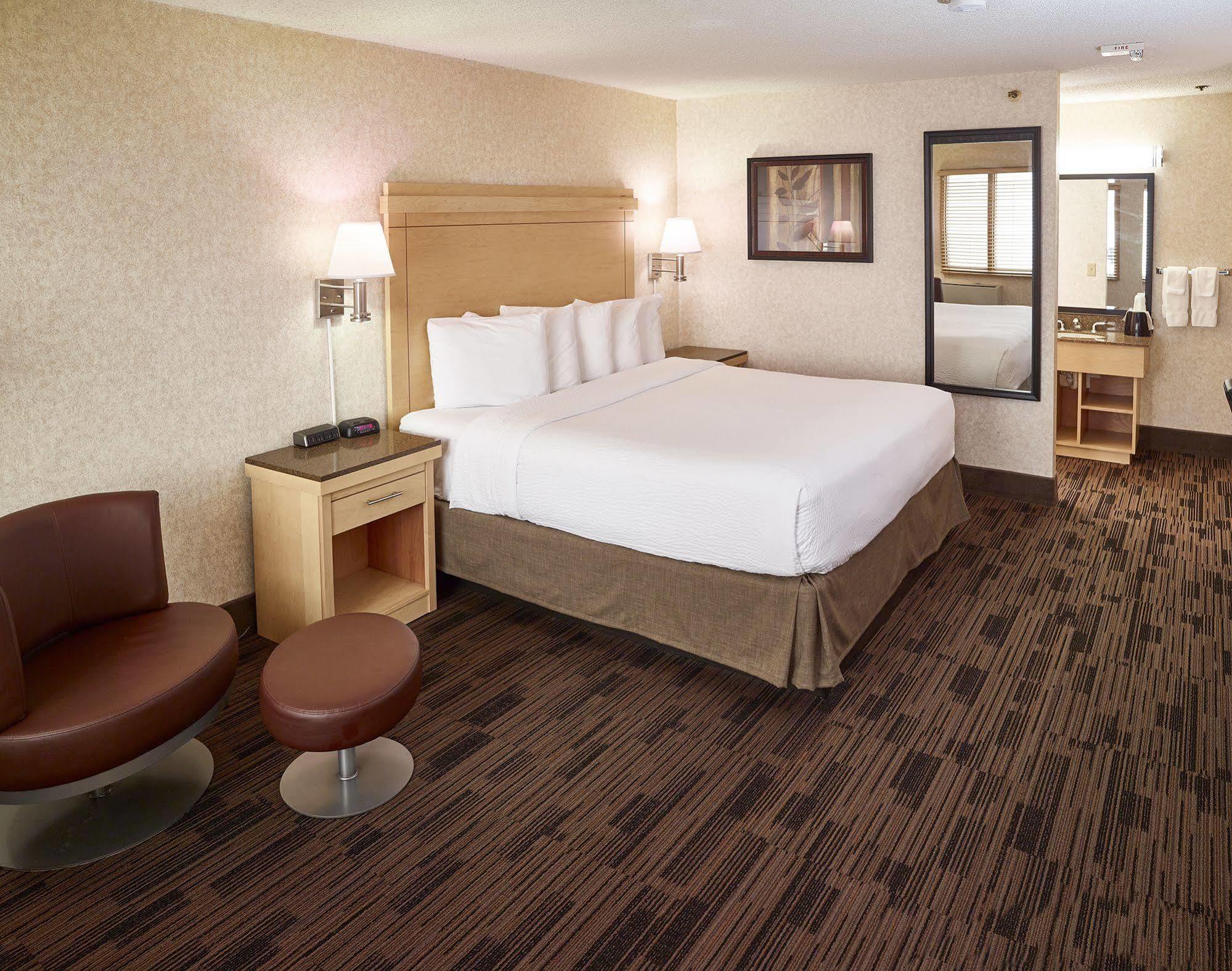 Livinn Hotel Minneapolis North / Fridley Экстерьер фото