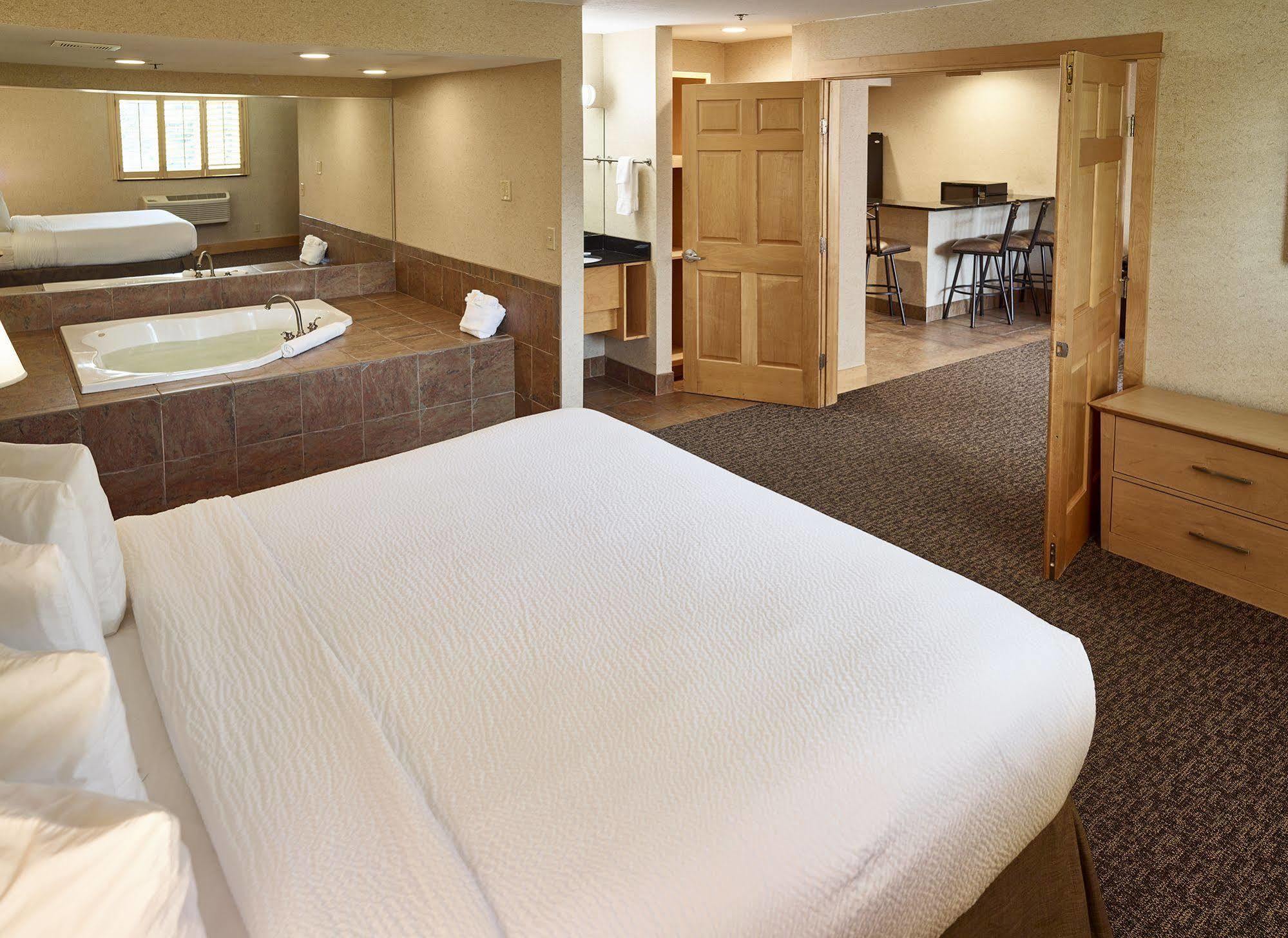 Livinn Hotel Minneapolis North / Fridley Экстерьер фото